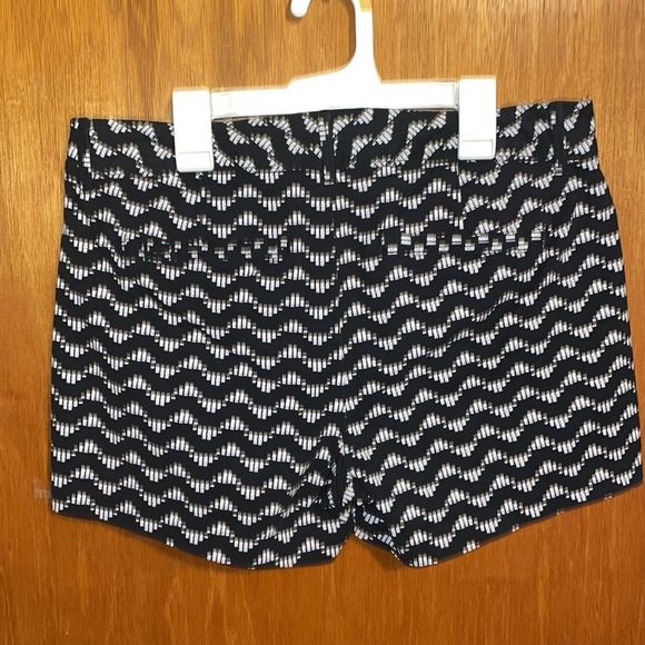 •OLD NAVY•BLACK/WHITE PATTERNED "PIXIE" SHORTS SIZE 4 - Picture 2 of 8
